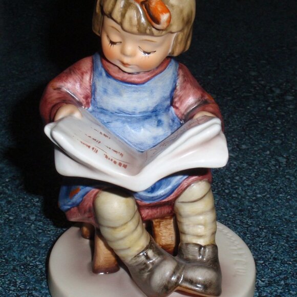 Goebel Hummel Figurine "What's New?" #418 TMK6 With Box - Girl Reading Newspaper - Picture 5 of 11
